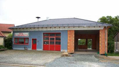 Bild: sm
Der Anbau ans Gerätehaus der Klobenreuther Feuerwehr geht voran. Nun vergibt der Gemeinderat weitere Arbeiten.