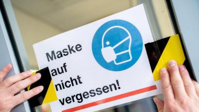 Symbolbild: Hauke-Christian Dittrich
Ein Schild mit der Aufschrift „Maske auf nicht vergessen!“.