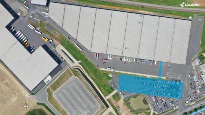 Bild: Cube/exb
Der blau gekennzeichnete Bereich stellt das geplante Hochlager zwischen dem Logistikzentrum von Cube, mit dem es verbunden werden soll, und dem Kreisverkehr dar. Mehr Flächen hat Cube an seinem Standort nicht mehr zur Verfügung. Die beiden Grundstücke links im Bild sind bereits in anderer Hand und für den Fahrradhersteller nicht zu erwerben.