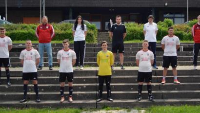 Bild: hbl
Die SpVgg Vohenstrauß präsentiert ihre "Neuzugänge", die alle aus dem eigenen Nachwuchs stammen: (vordere Reihe von links) Michael Hilburger, Clemens Dobner, Marc Steindl, Dominic Zilske, Felix Rauch, Daniel Wittmann; (hintere Reihe von links) Abteilungsleiter Senioren Gerald Grosser, Jasmin Binder als neue Betreuerin der zweiten Mannschaft, Johannes Rupprecht als neuer Trainer der "Zweiten", 1. Vorstand Uli Münchmeier und Sportlicher Leiter Markus Wildenauer.
es fehlt: Nachwuchsspieler Christoph Gruber