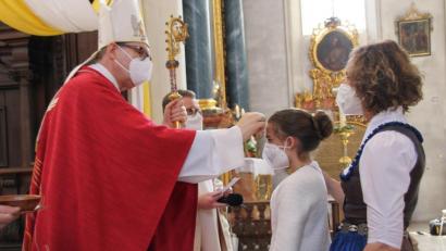 Bild: ads
In der Pfarrei St. Georg spendete Weihbischof Dr. Josef Graf 46 jungen Christen das Sakrament der Firmung.