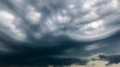 Symbolbild: Julian Stähle/dpa
Eine Gewitterfront zieht am Donnerstag über Weiden und den Kreis Neustadt hinweg und sorgt für Überschwemmungen.