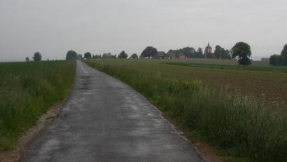 Bild: wro
Der Höhenweg zwischen Wiesau und Fuchsmühl muss saniert werden. Um die Maßnahme früher als geplant in Angriff nehmen zu können, wurde die Straße aus dem Programm „Kernwegenetz“ herausgenommen.