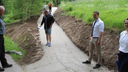 Bild: soj
Zur Abnahme der Anbindung des Fichtelnaabradweges an das Naturbad Selingau kamen Egid Schreyer (von links), Albert Hofmann, Bürgermeister Wolfgang Söllner und Katrin Bayer zusammen.