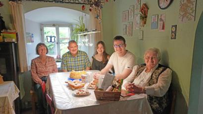 Bild: fvo
Ernestine Beimler (rechts) feiert mit ihrer Familie 85. Geburtstag. Dazu gratulieren Enkel Johannes, Enkelin Elisabeth, Sohn Josef und Schwiegertochter Anna (von rechts)