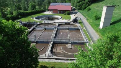 Bild: bey
Je weniger Fremdwasser in der Pleysteiner Kläranlage ankommt, um so besser ist die Reinigungsleistung. Außerdem richtet sich nach Ableitung des vorbehandelten Abwassers in den Zottbach auch die Höhe der Gebühr nach dem Abwasserabgabengesetz.