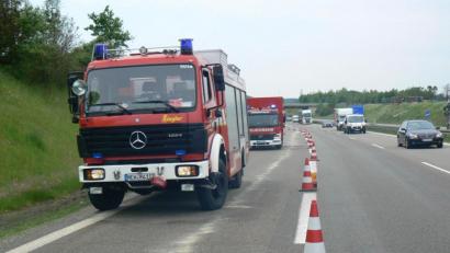 Bild: dob
Aus dem Sattelzug laufen am Mittwoch durch ein Leck rund 100 Liter Betriebsstoffe aus. Die Stützpunktwehr Vohenstrauß kommt zu Hilfe und bindet die lange Dieselspur. Mitarbeiter der Autobahnmeisterei Vohenstrauß baggern das kontaminierte Erdreich ab und entsorgen es fachgerecht.