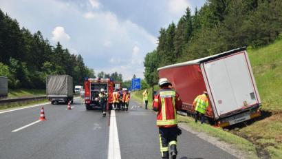 Bild: Josef Graml
Ein Lastwagen ist auf der A6 bei Ursensollen von der Fahrbahnabgekommen. Auch ein Pkw war in den Unfall verwickelt.