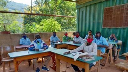 Bild: Aktion Solidarität/exb
Zu den Spenden aus Nordbayern gehört auch diese Schulausstattung.