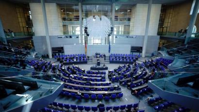 Symbolbild: Kay Nietfeld
Blick in den Plenarsaal des Bundestags in Berlin.