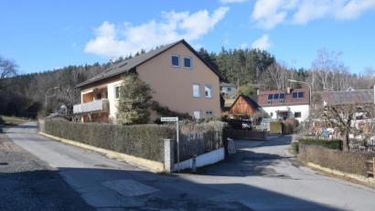 Bild: fz
Von der Hauptstraße herkommend die Brunnenstraße, von der der Fasanenweg abzweigt. Die Sanierung für fast eine Million Euro ist in trockenen Tüchern.