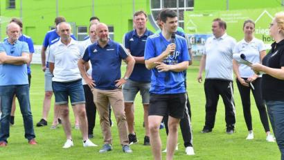 Bild: A. Schwarzmeier
Die SpVgg SV Weiden stellte zum Trainingsauftakt den Landesligakader vor. Kapitän Stefan Graf (am Mikrofon) stand Vereinspressesprecherin Dagmar Nachtigall Rede und Antwort.