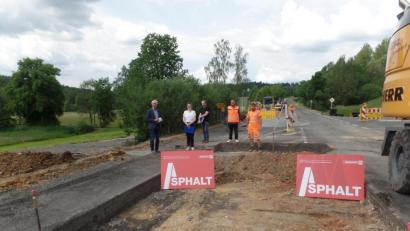Bild: br
Bei einem Baustellentermin wurde umfassend über die Errichtung einer Querungshilfe auf der Staatsstraße 2181 informiert. Unser Bild zeigt im Hintergrund (von links) Bürgermeister Peter König, Stellvertretende Bauamtsleiterin der VG Neusorg Katrin Bayer, Diplom-Ingenieur Harald Götz sowie vom Bauunternehmen W. Markgraf, Tobias Müller, Bauleiter Asphalt und Polier Florian Müller.