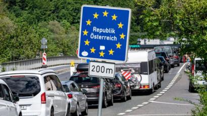 Bild: Matthias Balk
Der Verkehr staut sich auf einer Brücke kurz vor der Einreise nach Österreich. Foto: Matthias Balk/dpa/Archivbild