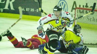 Archivbild: zg
Der ehemalige Kapitän Jiri Kunce (vorne) des ERSC Amberg trainiert zusammen mit Bernhard Keil die neue U23-Mannschaft beim ERSC Amberg.