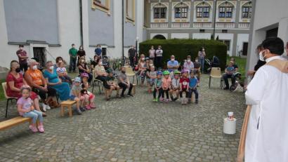 Bild: kro
Hervorragend besucht war die Kinderkirche am Freitagnachmittag im Pfarrgarten neben der Basilika.