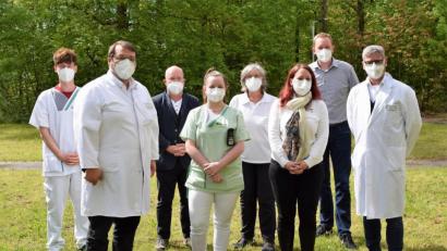 Bild: Bernhard Krebs/exb
Kümmern sich um die Schmerzpatienten: Martin Wallinger, Daniel Weiß, Katrin Eger, Margit Berkmann, Sabrina Pielesch, Dr. Christian Kettler, Dr. Konstantinos Kafchitsas und Thomas Götz (von rechts).