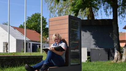 Bild: Stadt Schönsee/exb
Sandra Klein beim Probelesen an der neuen Bücherbox.