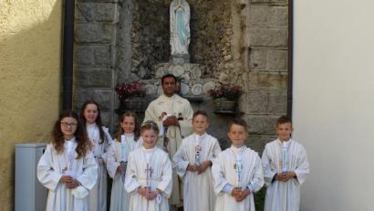 Bild: soj
Die Kommunionkinder zusammen mit Pater Anish George.