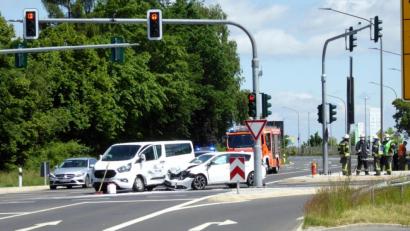 Bild: fsb
Ein Pkw und ein Van stießen an der Kreuzung der Regensburger Straße zusammen.