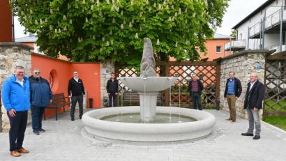 Bild: Susanne Schwab, Stadt Amberg/exb
Sie freuen sich über den wieder sprudelnden Brunnen (von links): OB Michael Cerny, Carsten-Armin Jakimowicz (Bürgerverein), Gert Fraunberger (Kusser Granitwerke), Markus Siegert (Bauleiter Mickan), Thomas Blank (Stadt Amberg), Markus Schmidt (Leiter Tiefbau Mickan) und Mickan-Geschäftsführer Günther Hofbeck.