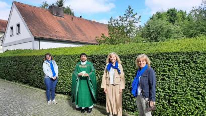 Bild: Frauenbund Waldsassen/exb
Die Vertreterinnen der Frauenbund-Führung bei der Spendenübergabe an Pater John im Pfarrgarten, von links Brigitte Sommer, Pater John Gali, Monika Müller und Christine Eckert.