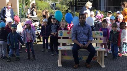 Bild: soj
Pfarrer Anish George auf seiner neuen Ruhebank, die er von den Kindern des Kinderhauses erhalten hat