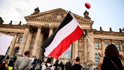 Bild: Fabian Sommer/dpa
Corona-Leugner, Reichsbürger und Rechtsextremisten versuchten im August 2020 mit schwarz-weiß-rot gestreiften Reichsfahnen das Reichstagsgebäude zu stürmen. Foto: Fabian Sommer/dpa