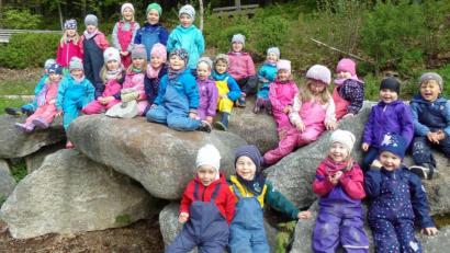 Bild: fks
Der Infopoint Pfaben des Naturparks Steinwald war Start und Ziel der Kinder aller drei Gruppen. Jede Gruppe erkundete den Steinwald auf einer anderen Route.