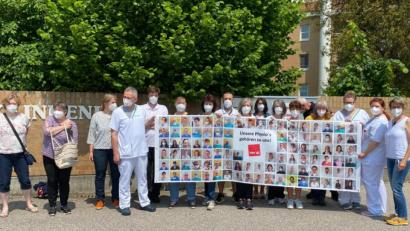 Bild: jus
100 Mitarbeiter solidarisierten sich Mitte der Woche mit dem Physio-Team. Die geplante aktive Mittagspause fiel zwar aus, doch die Gewerkschaft Verdi ist weiterhin unzufrieden mit den Plänen der Geschäftsführung.