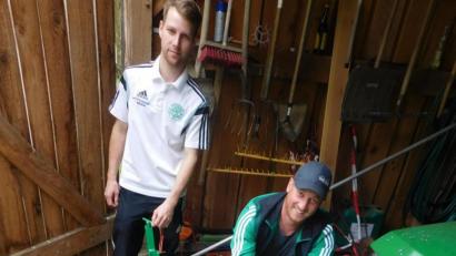 Bild: rro
Sebastian Weingärtner (links) und Robert Killermann beim Anbau des Geräts an den Traktor