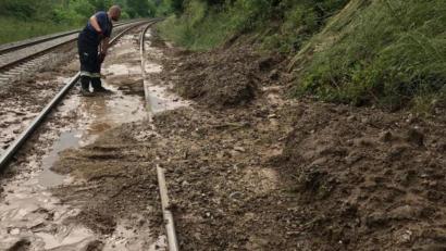 Bild: ws
Auf den Bahngleisen auf der Strecke Weiden-Hof sammelte sich Schlamm aufgrund des Unwetters und stoppte den Zugverkehr.