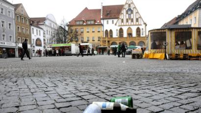 Bild: Stephan Huber
Leere Bierflaschen und ein Becher liegen auf dem Marktplatz. Die Stadt Amberg ermahnt die Entlass-Schüler zur Rücksichtnahme auf die anderen Bürger.