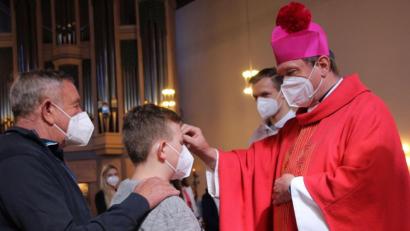 Bild: ads
38 junge Christen empfingen in St. Konrad von Domkapitular Roland Batz das Sakrament der Firmung.