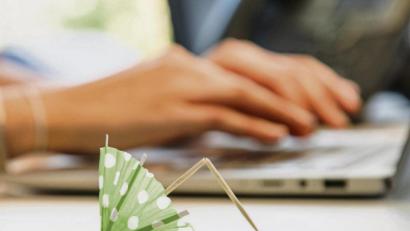 Symbolbild: Christin Klose/dpa
Urlaub unmöglich: Der Ausbruch der Corona-Pandemie hat das Reisen weltweit zum Erliegen gebracht.