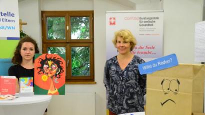 Bild: Kunz
Sozialpädagogin Franziska Pausch von der Beratungsstelle für seelische Gesundheit (links) und Ursula Breinbauer, Sozialpädagogin, Beratungsstelle für Kinder, Jugendliche und Eltern eröffneten die Aktion "Erzähl deine Geschichte" in der Regionalbibliothek.