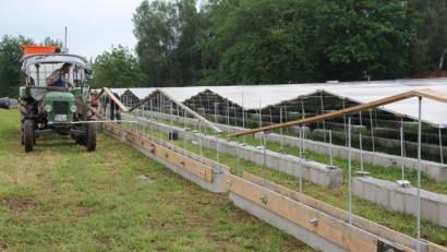 Bild: frd
Bei Oberviechtach wird derzeit eine Photovoltaik-Freiflächenanlage errichtet. Der Gemeinderat Teunz hat beschlossen, Solaranlagen auf der grünen Wiese auf nicht mehr als 30 Hektar der Gemeindefläche zuzulassen.
