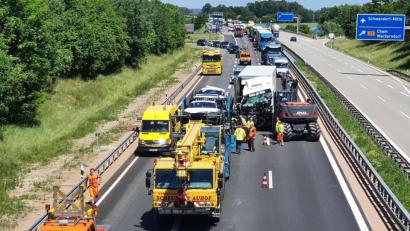 Bild: Hösamer
Auf 300 000 Euro schätzt die Polizeiinspektion Schwandorf den Sachschaden, der bei der Karambolage mit Autotransportern am Montagvormittag auf der A 93 bei Schwandorf entstand.