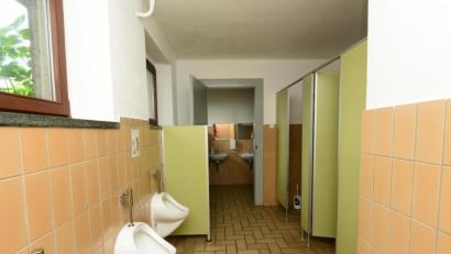 Bild: bey
Die Toiletten in der Grundschule Neudorf sind sanierungsbedürftig. Neben den Sanitäranlagen sollen jetzt auch die Fenster, die Decke und die Elektroanlagen im Deckenbereich erneuert werden