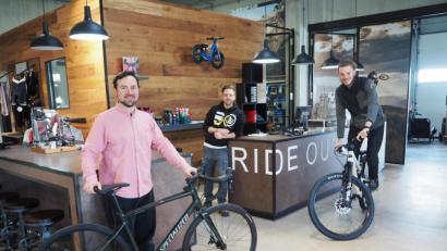 Bild: krb
Ludwig Fritsch junior (links) und sein Team stehen ihren Kunden jetzt in der Karl-Singer-Straße 1 in Altenstadt/WN zur Verfügung.