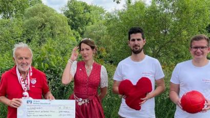 Bild: exb
Bei der Spendenübergabe (von links): Bernd Hofmann (Präsident FC Bayern Fanclub Nabburg), Sarah Jäger (Bayerische Bierkönigin), Johannes Guder (Vorstand SpendenLike e.V.) und Johannes Berner (Vorstandsmitglied).