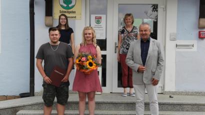 Bild: ral
Christian Spießl (vorne links) und Karolina Schwarz (daneben) wurden von Bürgermeister Josef Deichl geehrt, dahinter von links die Angestellten im Einwohnermeldeamt, Miriam Piehler und Hildegard Mutzbauer.