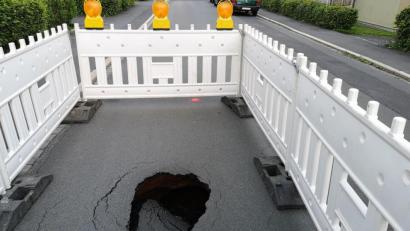 Bild: lnz
Ein etwa 50 mal 30 Zentimeter großes Loch klafft mitten auf der Fahrbahn in der Kohllohstraße in Mitterteich.
