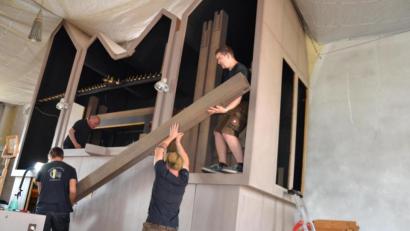 Bild: gi
Schwerstarbeit haben die Männer von der Orgelbauwerkstatt Bäumler beim Ausbau Holzpfeifen zu leisten.