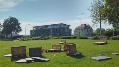 Bild: Zorka Dotto
So sah es am Freitagvormittag im Stadtgraben in Amberg aus. Vandalen hatten die Sommer-Lounge-Sitzmöbel des Stadtmarketingvereins quer über das Gelände verteilt.