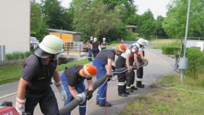 Bild: ow
Nachdem die Saugleitung ordnungsgemäß gekuppelt war, ertönte vom Maschinisten (Wolfgang Plößner, links) das Kommando „fertig“. Danach gab der Wassertruppführer den Befehl „Saugleitung zu Wasser“.