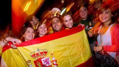 Archivbild: Friso Gentsch/dpa
Spanische Fans feiern den letzten großen Titel ihrer Mannschaft 2012. Ob es auch bei der laufenden Europameisterschaft für die vorderen Plätze reicht?