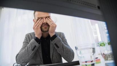 Bild: Christin Klose/dpa
Über psychische Belastungen wird am Arbeitsplatz oft nicht offen gesprochen. Führungskräfte können dem entgegenwirken.