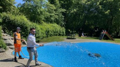 Bild: Stadt Neustadt/exb
Nach mehr als einem Jahr Pause steht dem Planschen in der Neustädter Freizeitanlage nichts mehr im Wege. Feuerwehrmann und Bürgermeister Sebastian Dippold (rechts) half Wasserwart Michale Girke dem Bauhof am Montag beim Befüllen des Beckens.