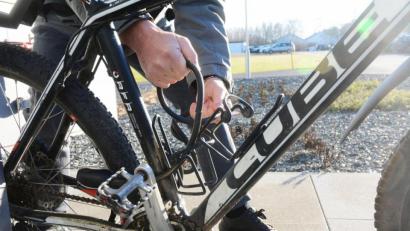 Symbolbild: Gabi Schönberger
Ein Dieb hat offenbar das Zahlenschloss einer Weidener Fahrradbesitzerin geknackt.